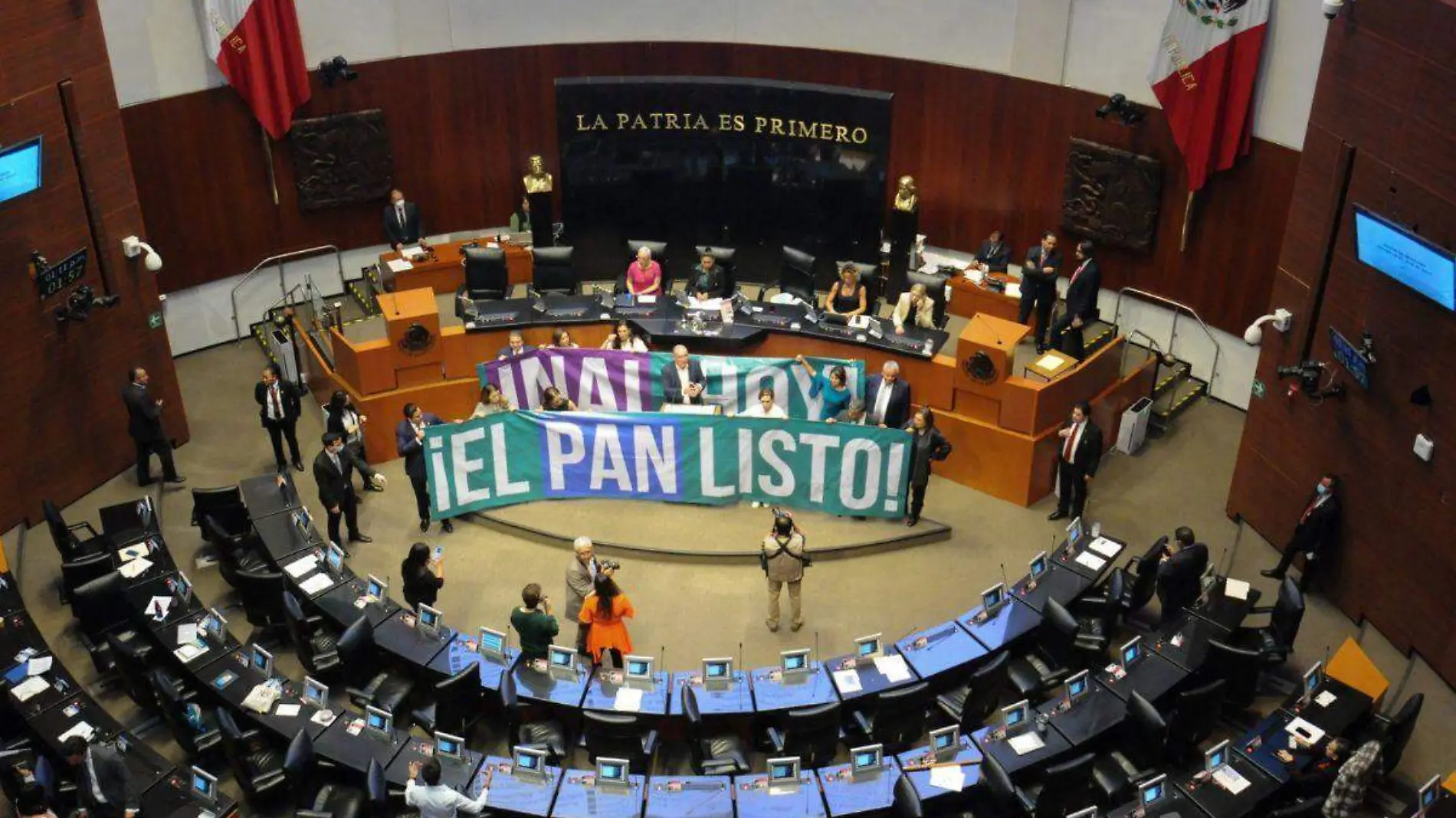 Suspenden sesión en el Senado tras toma de tribuna